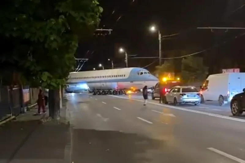 Fuselaj de avion pe străzile din Cluj. Ce va face MD-83 la aeroport