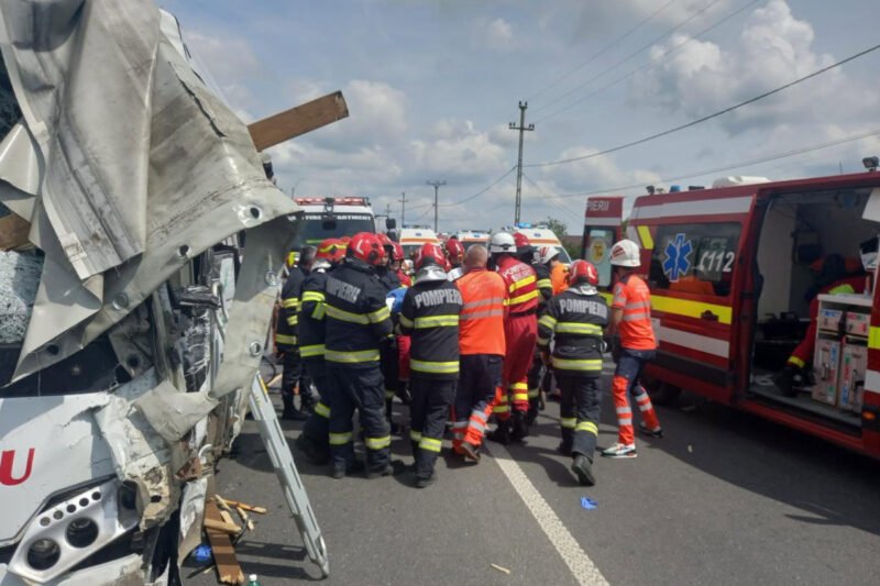 BREAKING NEWS A fost activat Planul Roșu în Călărași, după coliziunea între un autotren și un autocar cu 60 de persoane