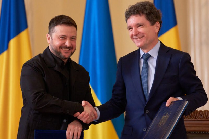 România secretizează ajutorul pentru Ucraina. Vecinii au ales transparența