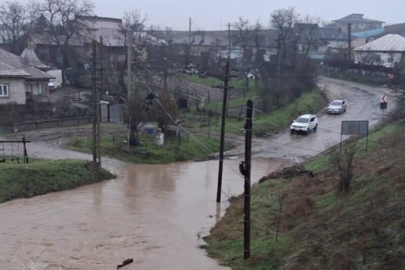 Cod galben de instabilitate atmosferică. Vânturi de 70 km/h și averse până miercuri