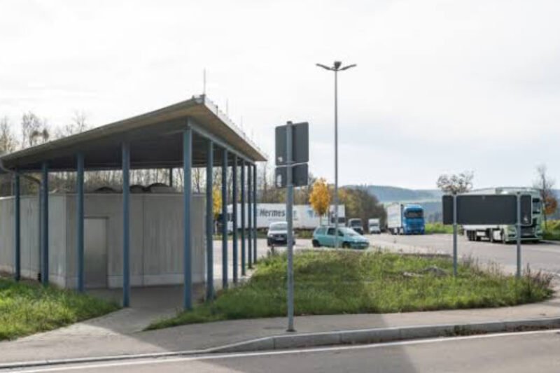 Român în vacanță, și-a uitat soția la o benzinărie din Germania. 100 km parcurși