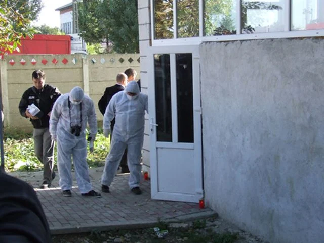 Femeie arestată după ce i-ar fi cusut buzele colegei de apartament. Cum a reușit victima să scape