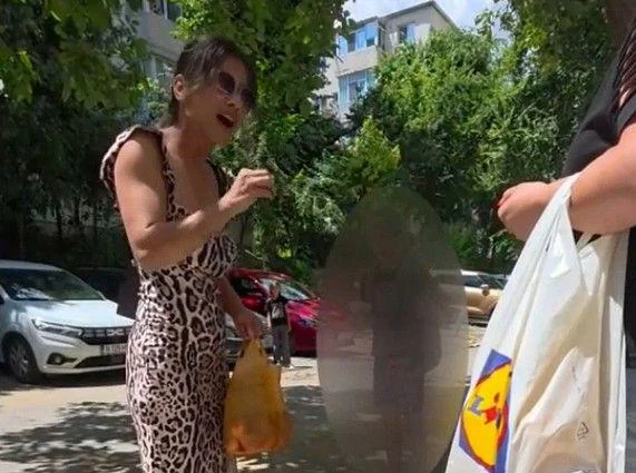 Femeia care și-a agresat fetița pe stradă le-a spus anchetatorilor că regretă. Ce măsuri au luat autoritățile