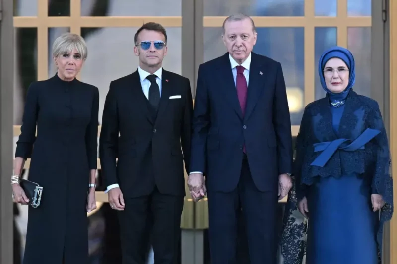 Emmanuel Macron, blocat de prima doamnă a Turciei. Gestul de curtoazie devenit viral