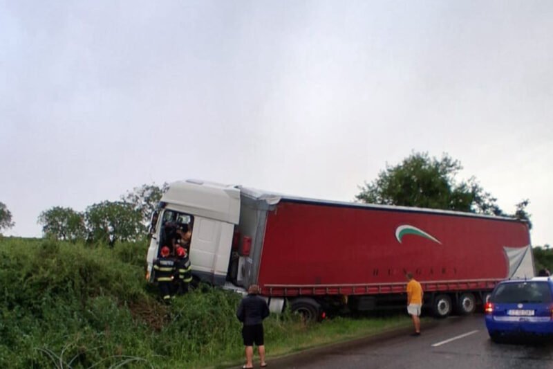 TIR răsturnat la Ostrov după ce șoferul a fost înțepat de o albină